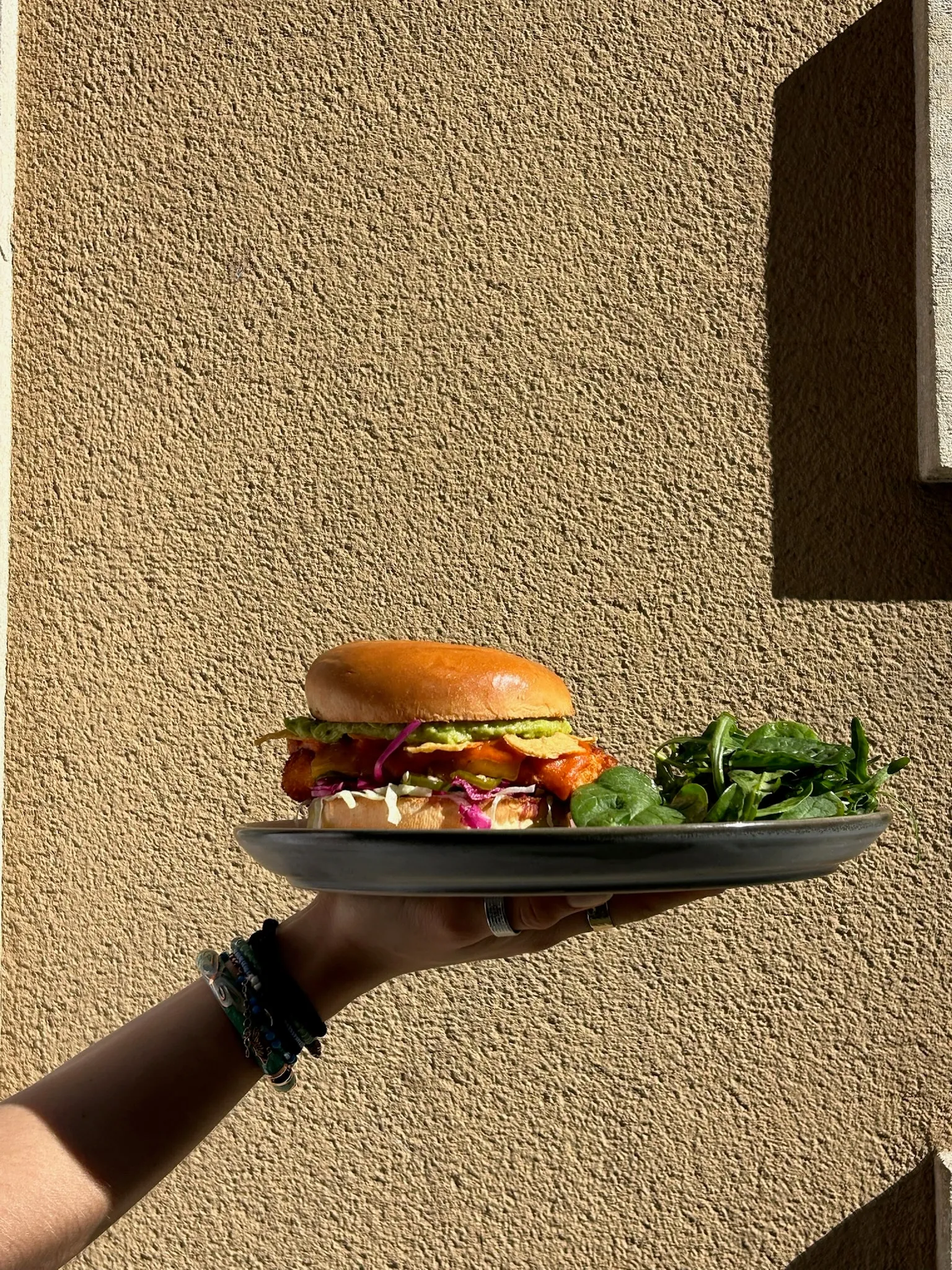 Crispy chicken burger, the savoury lunch side of the menu, 100% homemade.
