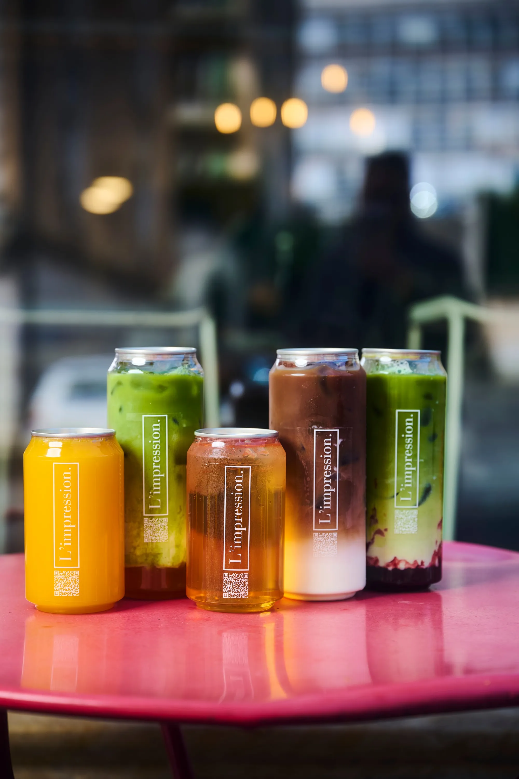 The house drinks range in screen-printed "L’impression." can-glasses.